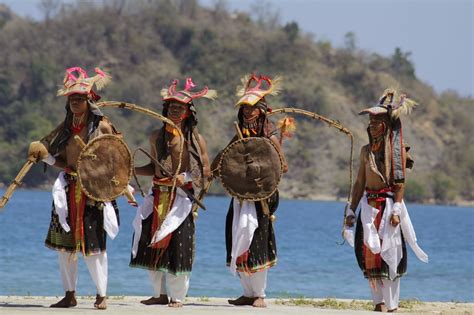 Tari Caci Pertarungan Masyarakat Manggarai Ntt Daily Voyagers