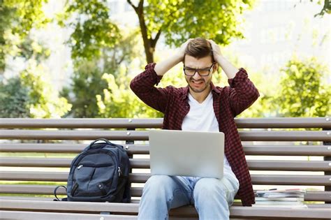 Desesperado Jovem Bonito Usando Laptop Ao Ar Livre Estudante Infeliz