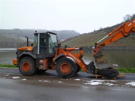 Hitachi ZW 140 bei Arbeiten an der Durchgangsstraße in Machtum (Lux ...