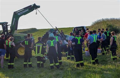 Unfall Bei Herrenberg Traktor Kippt Um Und Begr Bt Fahrer Unter Sich