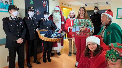 Babbo Natale In Pediatria Consegna Doni Speciale Insieme Ai Carabinieri