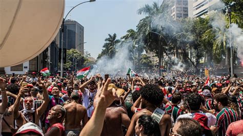 Fluminense faz festa e leva multidão às ruas do Rio de Janeiro