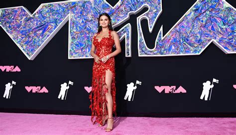 Pesona Selena Gomez Dalam Balutan Naked Dress Di Karpet Merah Vma