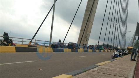 Liburan Bareng Teman Robert Mendadak Lompat Dari Jembatan I Barelang