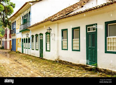 Casas Estilo Colonial Brasileiro - Rua bucolica com calcamento de pedras e casas historicas em estilo ...