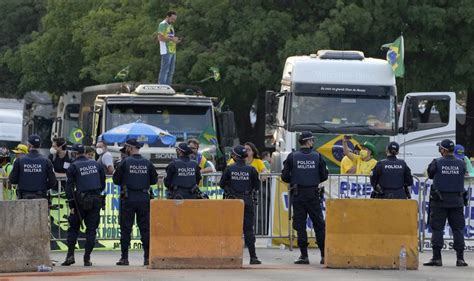 Após reunião Bolsonaro caminhoneiros mantêm bloqueios nas estradas