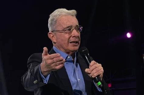 Álvaro Uribe critica a la Fuerza Armada venezolana No puede ser que