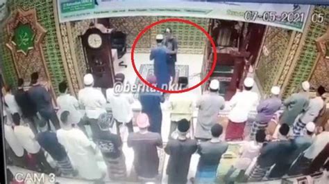 VIRAL Video Detik Detik Pria Tampar Imam Masjid Yang Sedang Mengimami