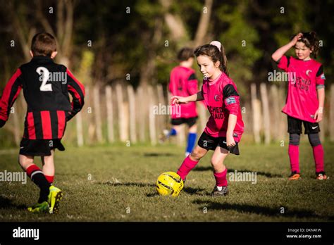 Niños Jugando Al Fútbol Fotografías E Imágenes De Alta Resolución Alamy