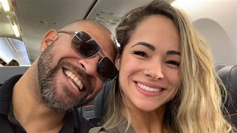 Sorridente Adriano Imperador Viaja Para O Paraguai Com Nova Namorada