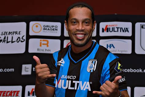 Ronaldinho se retira del fútbol