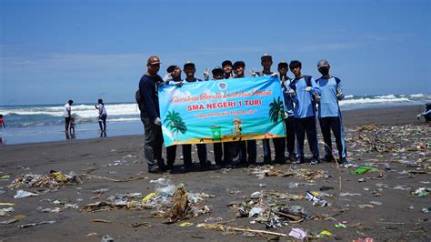 KEGIATAN BERSIH PANTAI SMA NEGERI 1 TURI SMA N 1 TURI