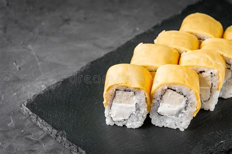 Apetitoso Rollo De Sushi De Queso Con Filadelfia Y Queso De Tofu En Un