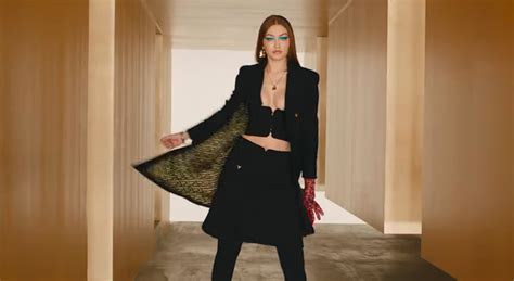 See Versaces Fall Winter 2021 Collection Feat Gigi Hadid