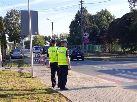 Policjanci kontrolują przejścia dla pieszych w rejonie szkół