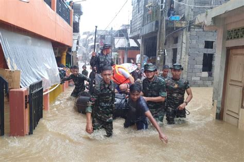 Prajurit TNI Kodam XIII Merdeka Evakuasi Korban Banjir Di Manado