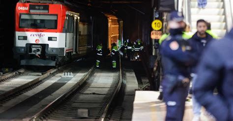 El descarrilamiento de un tren en Atocha corta varias vías deja 4