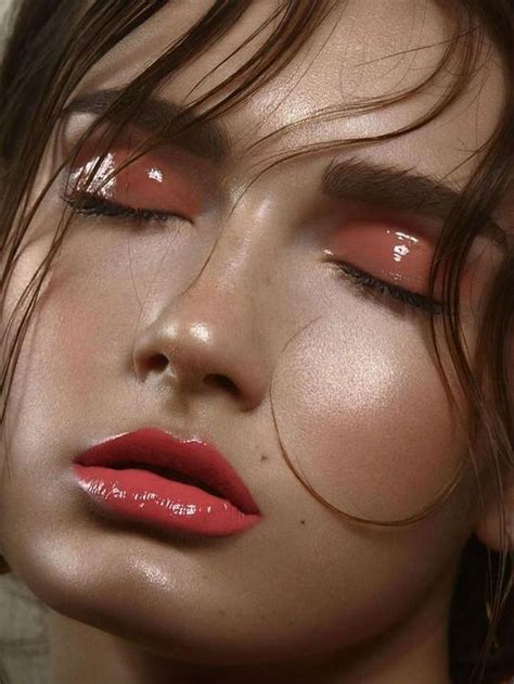 How To Wear The Glossy Eyeshadow Trend Harpers Bazaar Singapore