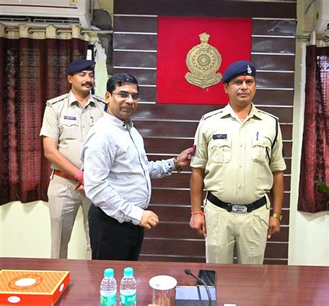 पुलिस विभाग में 42 आरक्षकों को प्रधान आरक्षक के पद पर पदोन्नति एसपी ने फीता लगाकर दी बधाई