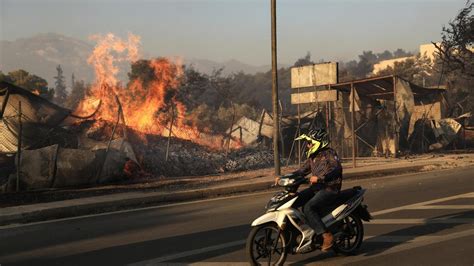 El Incendio Que Cerca Atenas Alcanza Zonas Urbanas Y Obliga A Evacuar A