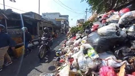 Sampah Numpuk Di Tps Pasar Kosambi Bandung Hampir Bulan Tak Terangkut