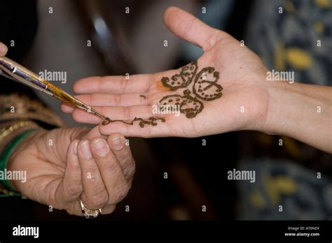 Henna Tattooing Hand Hi Res Stock Photography And Images Alamy