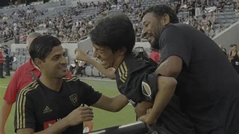 Grandeza Fuera De La Cancha Carlos Vela Cumple El Sue O De Un Joven