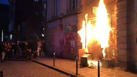 Eixo Pol Tico On Twitter Agora Manifestantes Ateiam Fogo Na