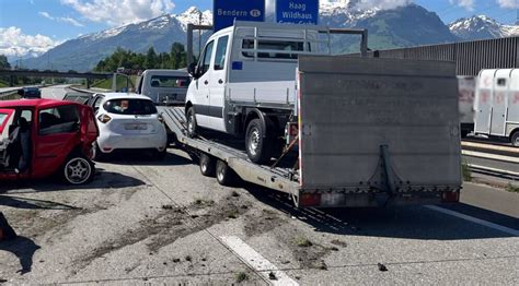 Haag SG Autobahn A13 Auffahrkollision Mit Drei Fahrzeugen Eine