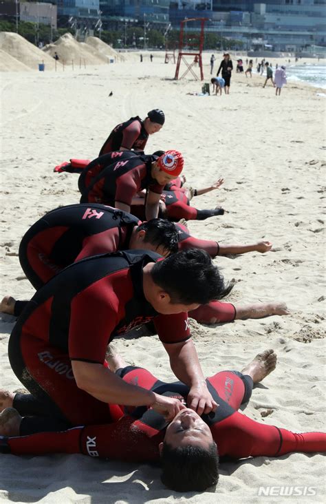 부산 해수욕장 부분 개장 D 1 민간수상구조대 막바지 훈련 네이트 뉴스