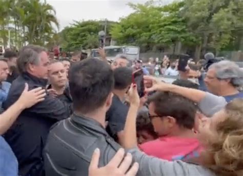 Bolsonaro passeia de moto e volta a provocar aglomeração no Guarujá SP