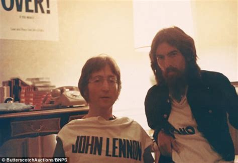 ジョン・レノンとジョージ・ハリスンの未公開写真がオークションに出品されます。 Johnlennon Georgeharrison