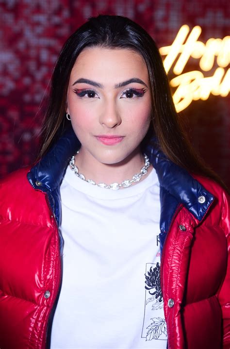 Youtuber Bibi Tatto completa 22 anos e faz festa com presença de