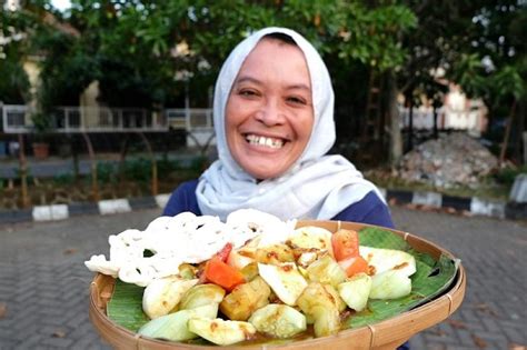 Rujak Manis Jalan dr Soetomo - Koran-Jakarta.com