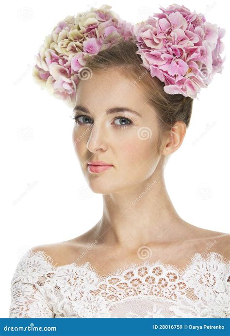 Belle Fille Blonde Avec Le Hydrangea Dans Son Cheveu Image Stock Image Du Groupe Rose
