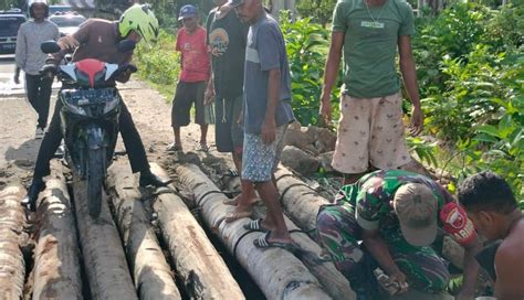 Babinsa Dan Warga Gotong Royong Perbaiki Jembatan Rusak