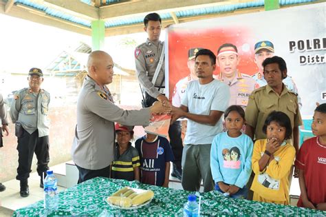 Polri Peduli Budaya Literasi Kapolres Buru Serahkan Buku Ke Anak Anak