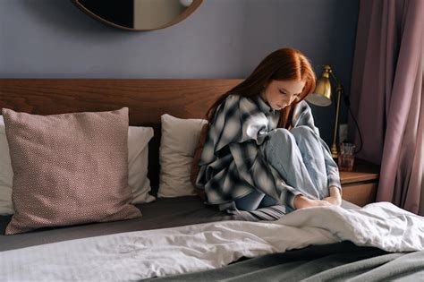 Mujer Joven Deprimida Sentada Sola En La Cama Abrazando Las Rodillas En