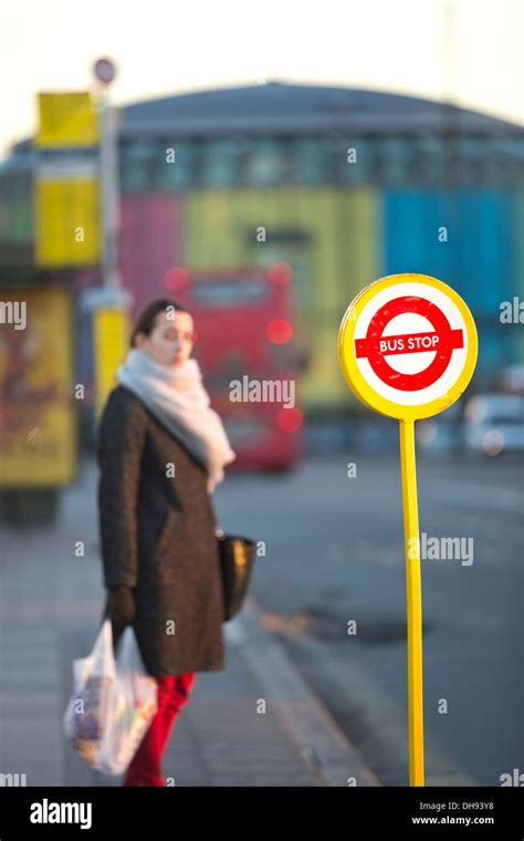 Bus Stop Waterloo Bridge London England Uk Stock Photo Alamy
