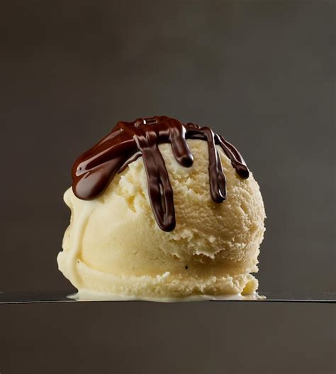 Helado De Vainilla Con Chocolate Derretido Foto Premium