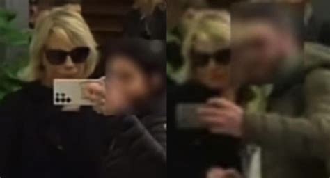 Alcuni Fan Chiedono Selfie A Maria De Filippi Nella Camera Ardente Di