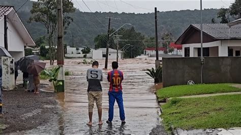 Temporais No RS Deixam 32 Mortos Afetam Rios Do Estado E Podem