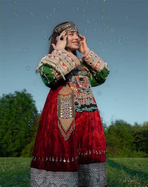 Traditional Pashtun folk clothing, by Avizeh. : r/afghanistan