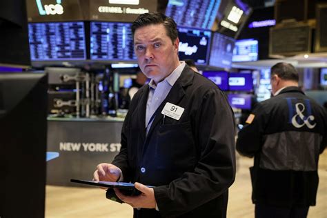 What Every Canadian Investor Needs To Know Today Tsx Wall Street Slip After Recent Gains The