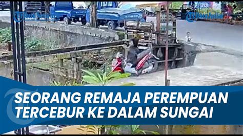 Belajar Naik Motor Seorang Remaja Perempuan Terjatuh Ke Dalam Sungai