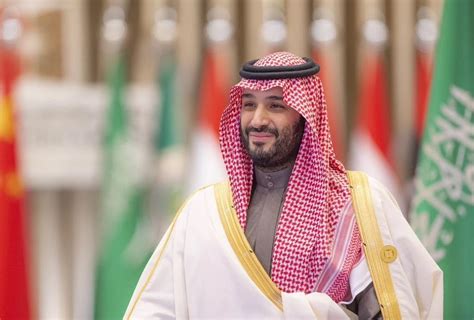 فتاة سعودية تفاجئ الأمير محمد بن سلمان وتتجاوز حارسته الشخصية وعندما