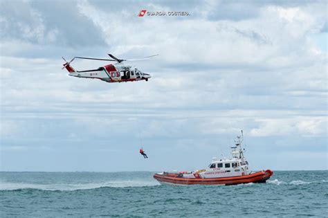 La Guardia Costiera Si Addestra Al Largo Della Costa Ravennate Foto E