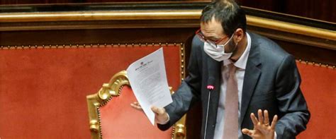 La Figuraccia Del Ministro Patuanelli Al Senato Il Decreto Quello