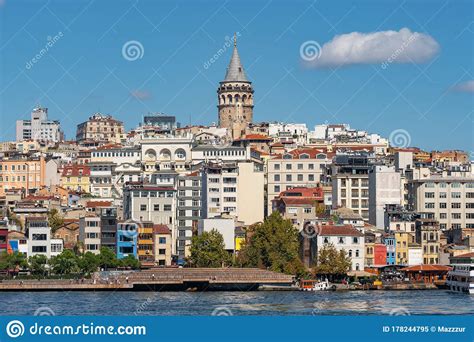 Torre De Galata No Distrito De Karakoy E Buzina Dourada Em Istanbul