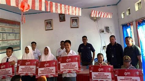 10 Siswa Di Minut Sulawesi Utara Terima Beasiswa Dana Pendidikan Bank